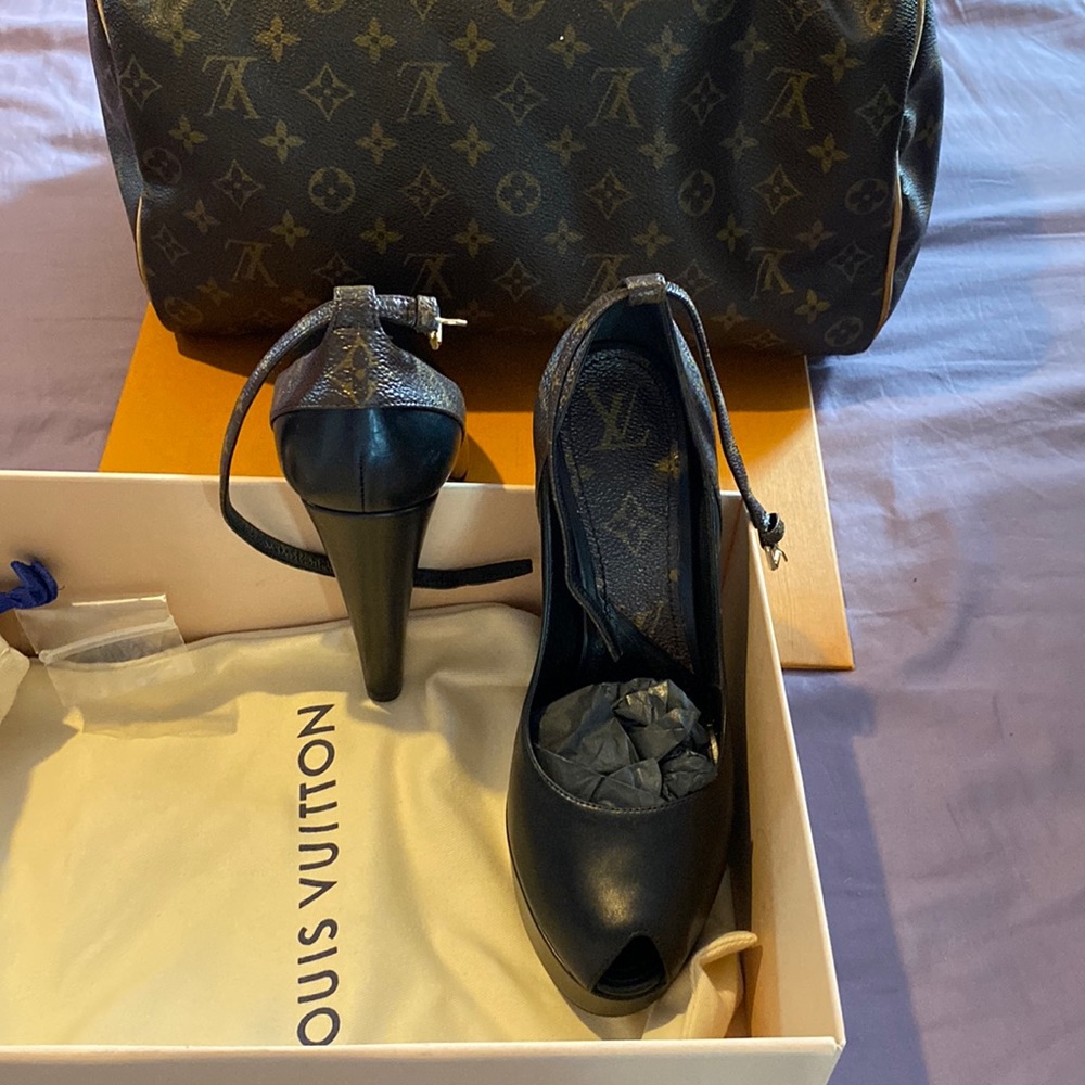 Authentic Louis Vitton shoes come with box bag and extra set of heels